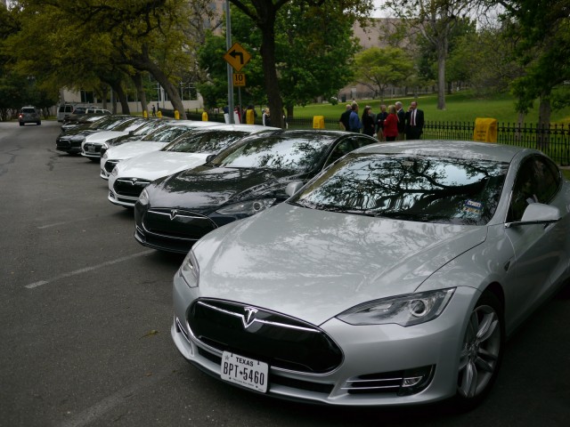 tesla-owners-supporters-gather-in-statehouse-in-austin-to-support-company-photo-john-griswell_100424739_m
